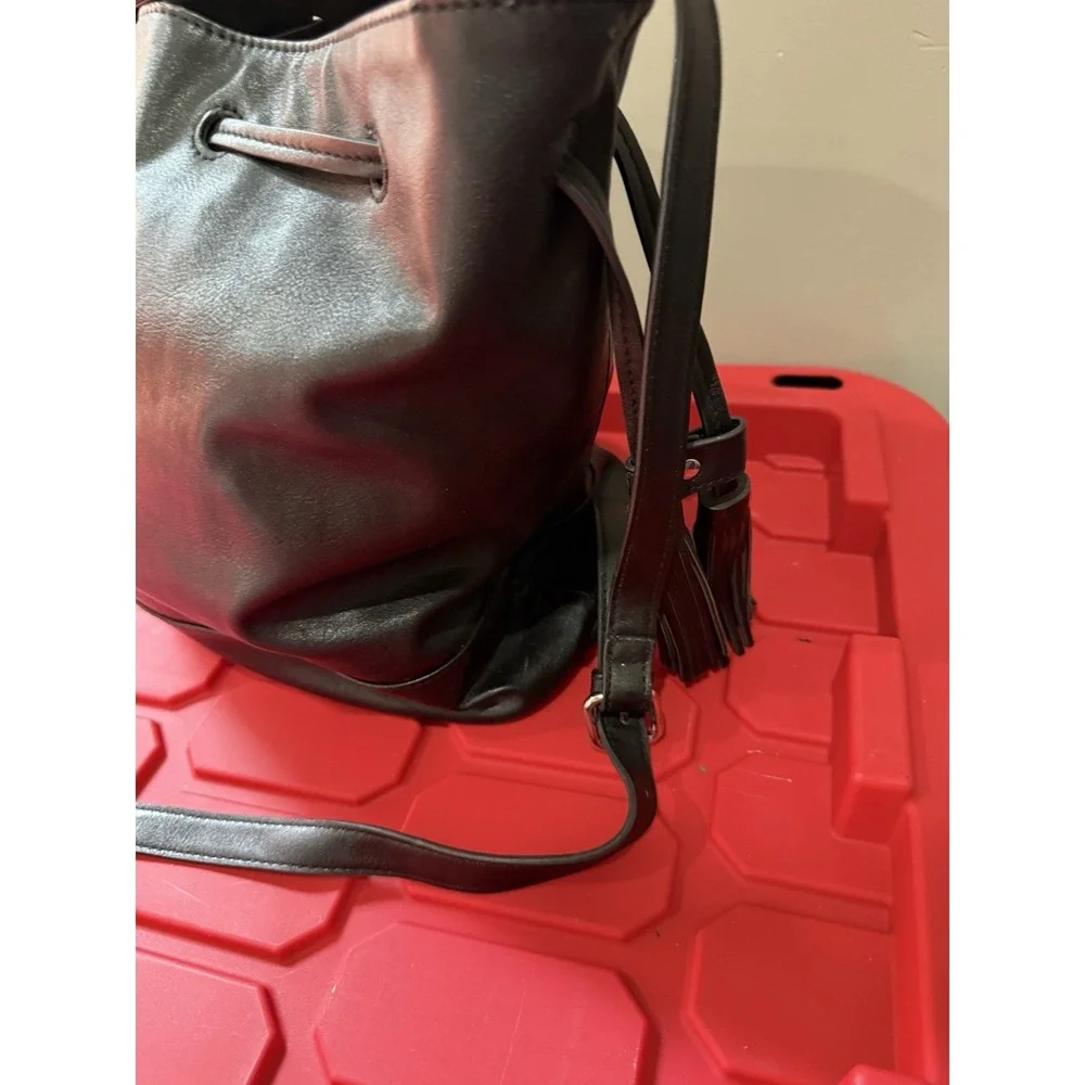 Forever 21 Black Bucket Bag Two Straps BOHO Chic Minimalist Vintage Quiet Luxury